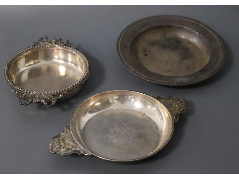 LOT DE DESSOUS DE BOUTEILLES en argent et...
