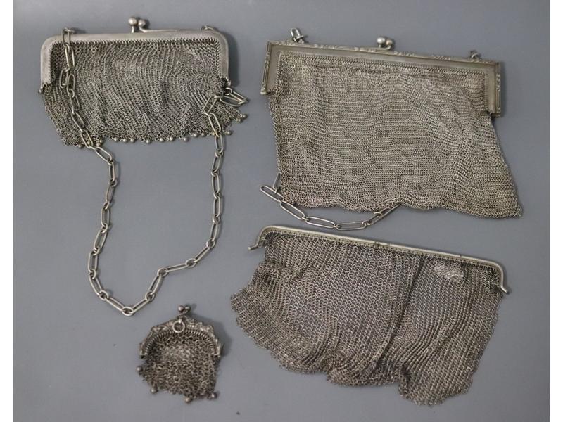 DEUX SACS maillés en argent et PORTE PIÈ...