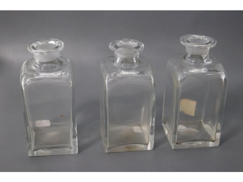 TROIS FLACONS DE TOILETTE en cristal tai...
