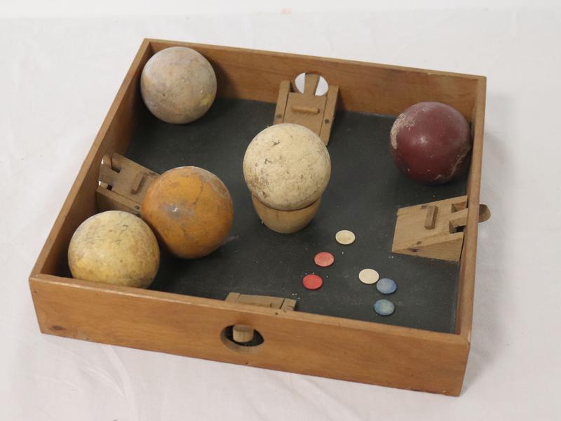 JEU DE SOLITAIRE carré en bois naturel.