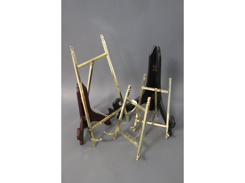 LOT DE CINQ PORTES ASSIETTES ET TABLEAUX...