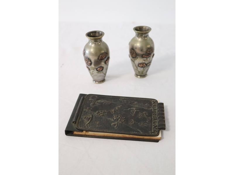 CARNET ET SA RELIURE en bronze ciselé.