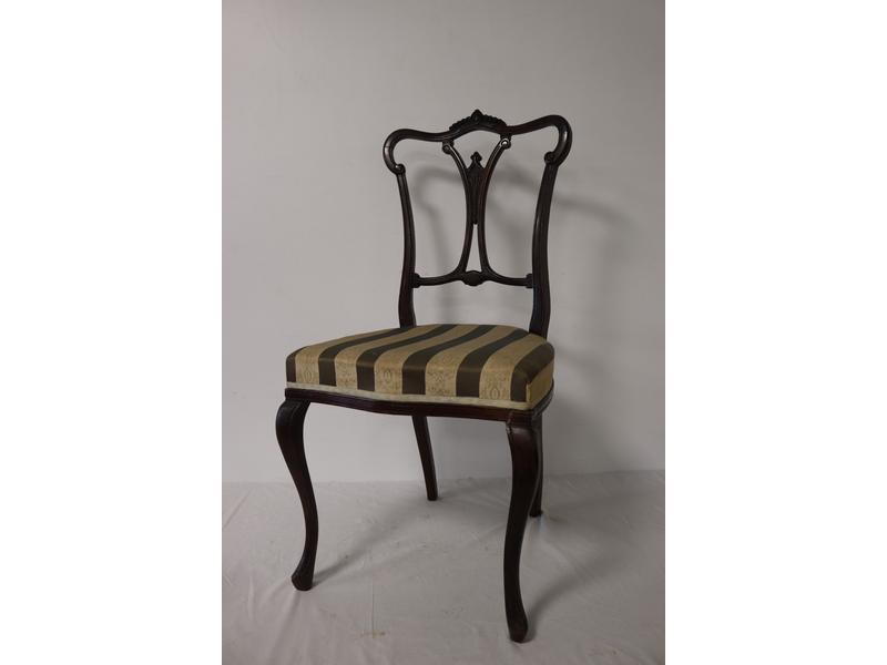 CHAISE en placage d'acajou, le dossier ajouré...