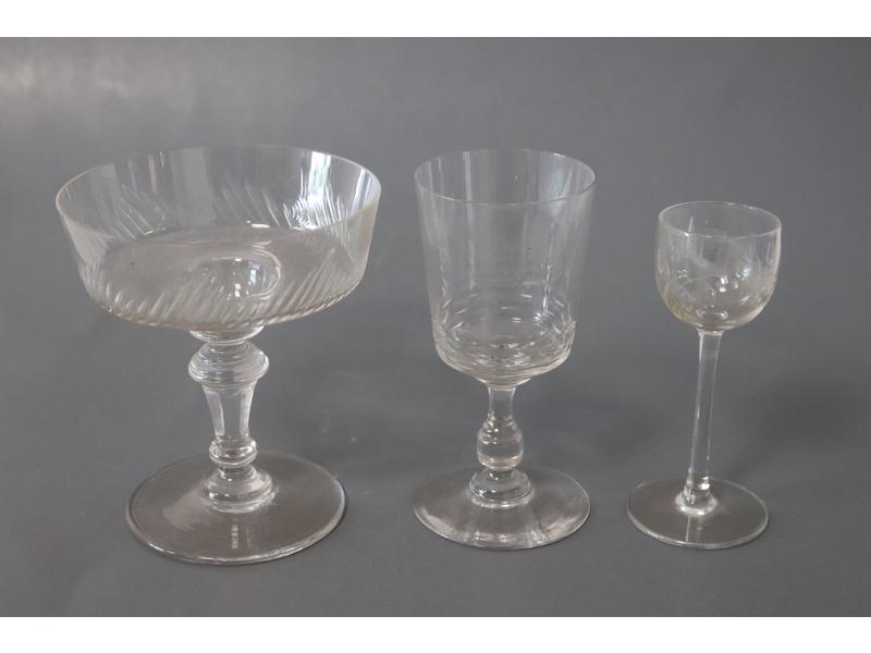 ONZE COUPES A CHAMPAGNE en cristal taillé...