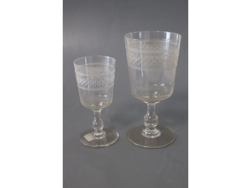 SERVICE DE VERRES en cristal taillé sur pieds...