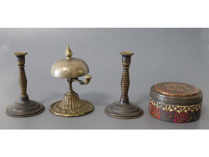 PAIRE DE BOUGEOIRS MINIATURE en bronze doré...