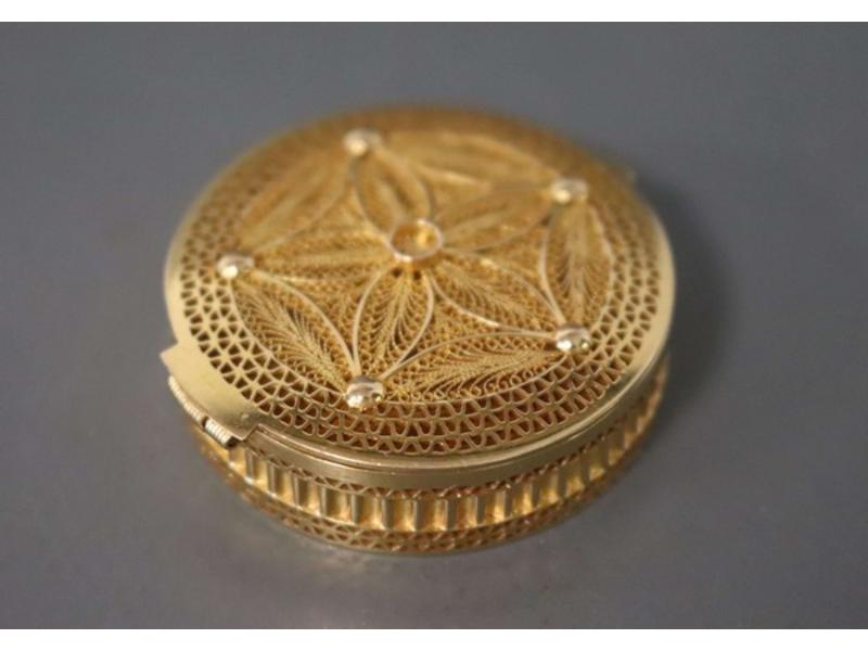 BOÎTE ronde dite à pillule en or jaune (750)...