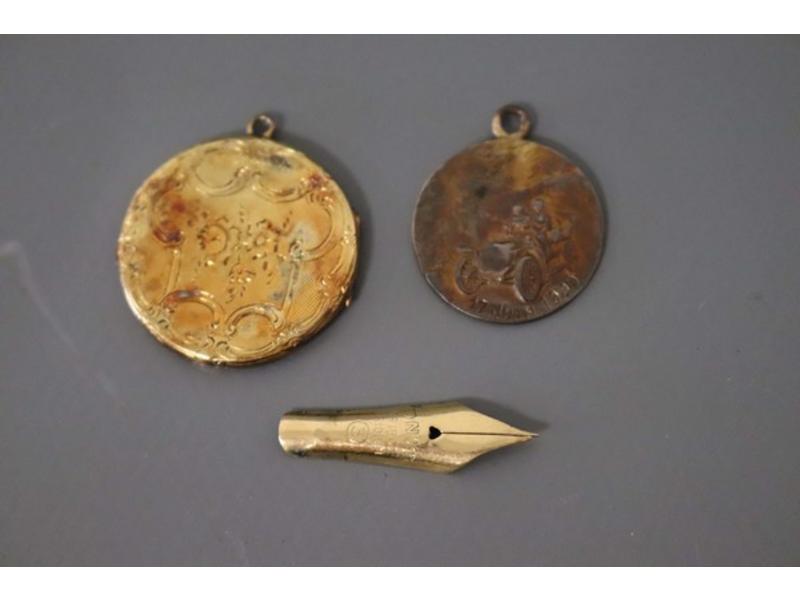 PETIT LOT D'OR (750) comprenant une médaille...