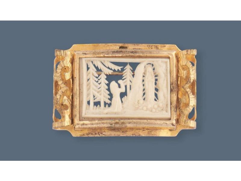 BROCHE en métal doré rectangulaire à côtés...