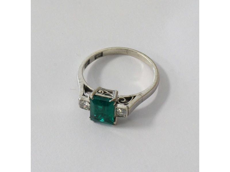 BAGUE en or gris (750) sertie d'une émeraude...
