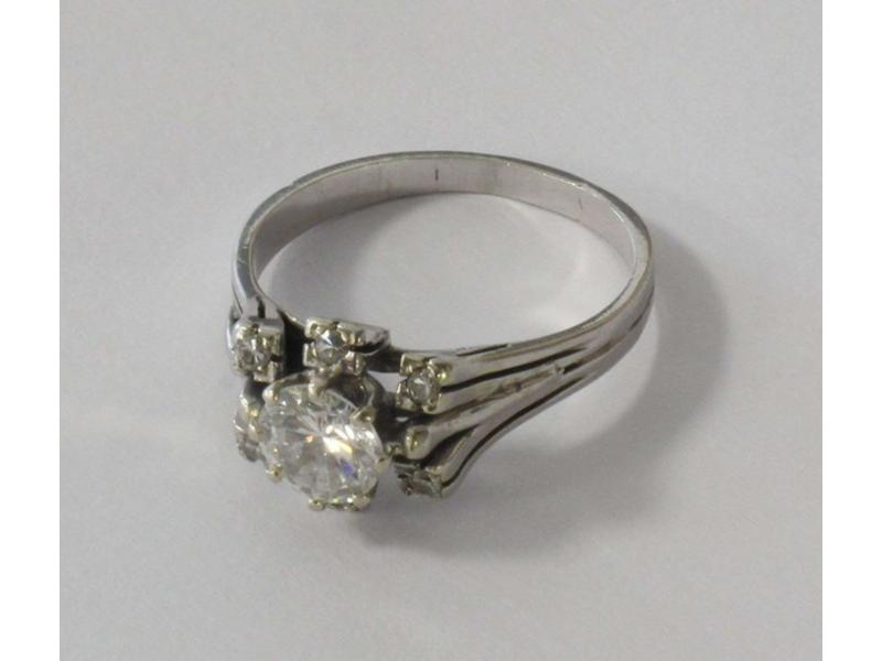 BAGUE probablement or gris sertie d'un diamant...