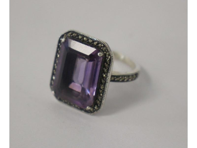BAGUE en argent (925) sertie d'une améthyste...