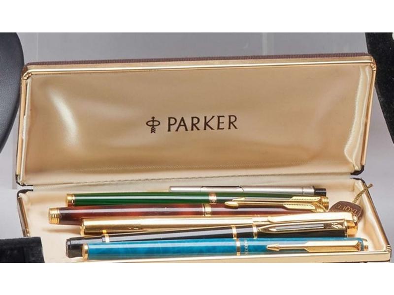 TROIS STYLOS à plume en or (750), un Watermann...