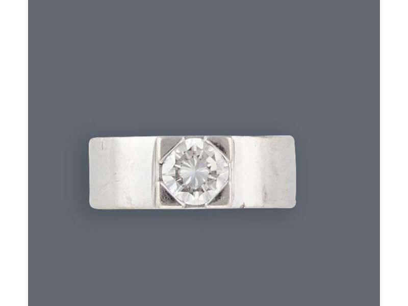 BAGUE large en or blanc (750) ornée d'un...