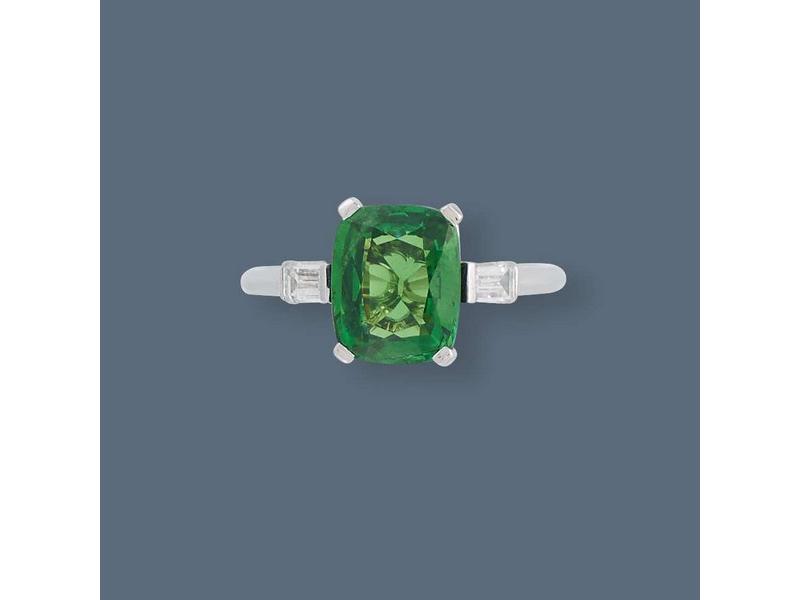 BAGUE en platine ornée d'un rare grenat tsavorite...