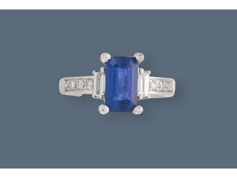 BAGUE en or gris orné d'un beau saphir de...