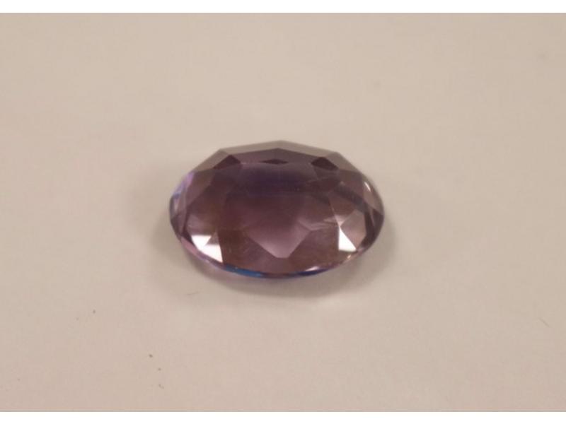 AMETHYSTE de taille ovale (petites égrisures)....