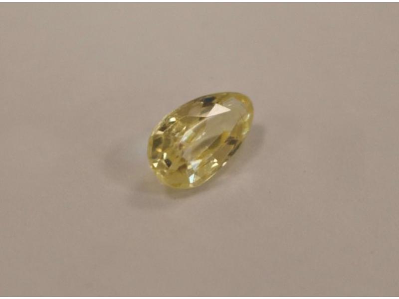 SAPHIR JAUNE de taille poire. Poids : env.2,05...