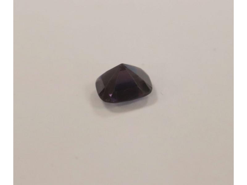 SPINEL violet de taille coussin. poids env....