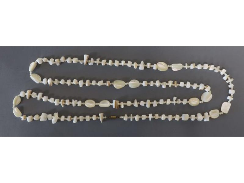 SAUTOIR en nacre, billes de pierres et roches,...
