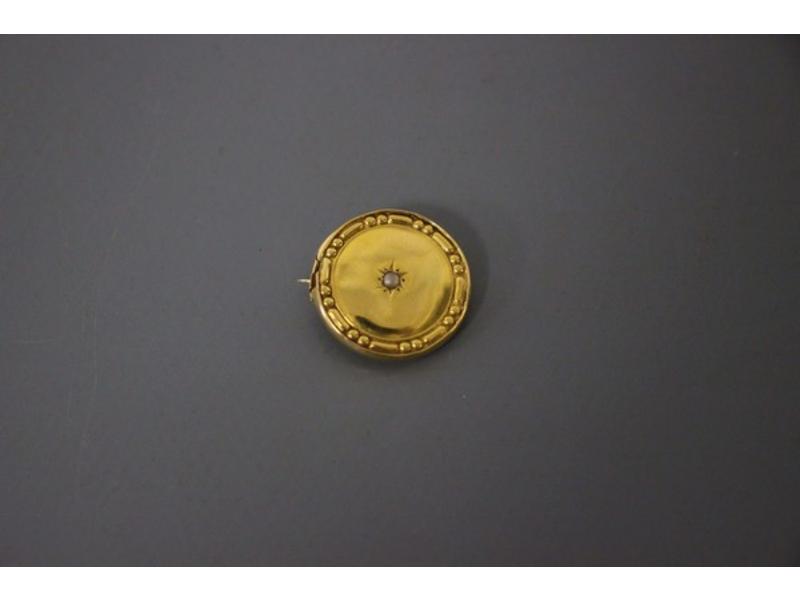 BROCHE discoïdale en or jaune (750 mm) centrée...