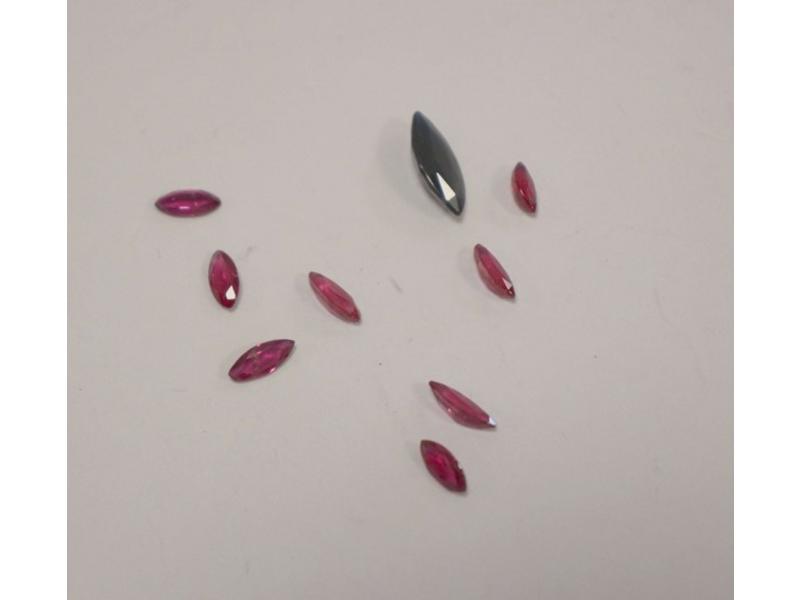 NEUF PIERRES naturelles, comprenant un saphir...