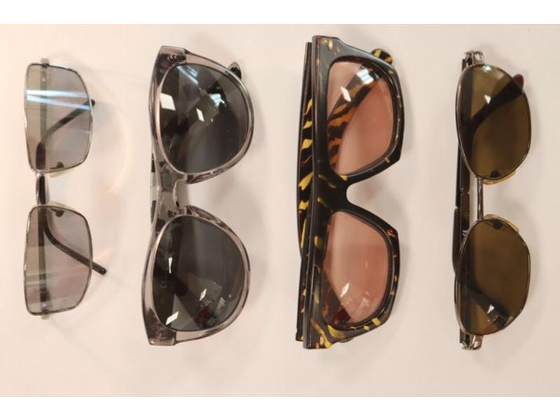 QUATRE PAIRES DE LUNETTES DE SOLEIL, une...