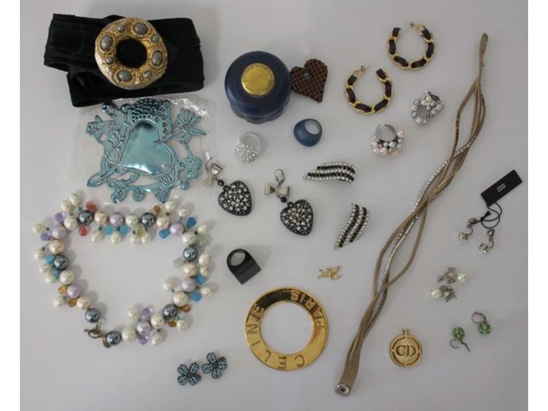 LOT DE BIJOUX FANTAISIE, avec strass et perles,...