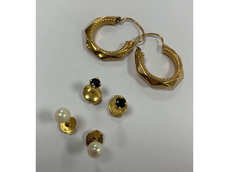 TROIS PAIRES DE BOUCLES D'OREILLES en or...