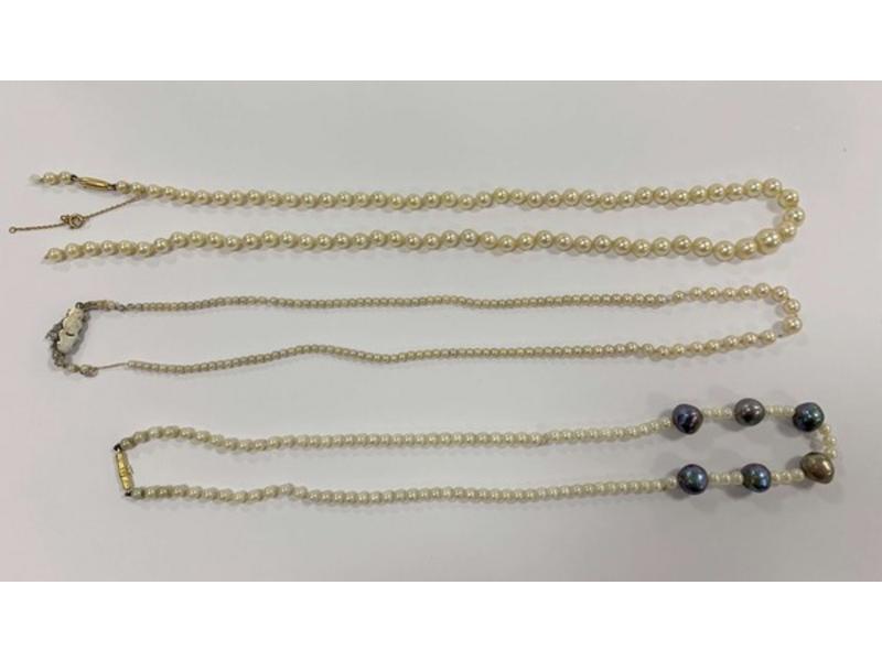 TROIS COLLIERS DE PERLES avec fermoir en...