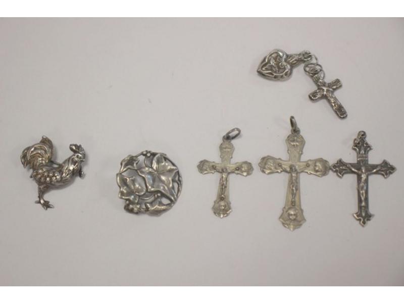 SEPT PENDENTIFS ET BROCHES en argent dont...
