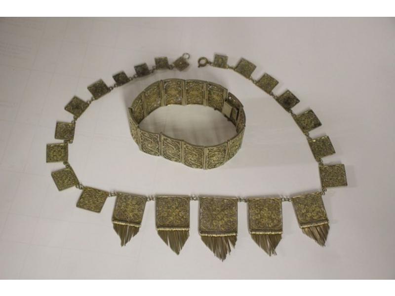 COLLIER ET BRACELET souples ajourés en argent...