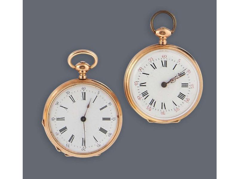 DEUX MONTRES de col en or jaune (750), à...