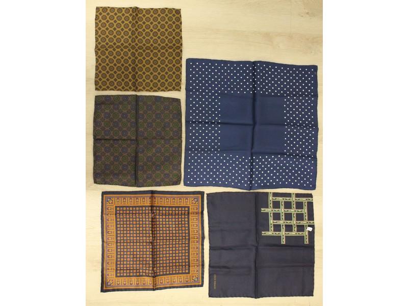 LOT DE CINQ FOULARDS POCHETTES en soie de...