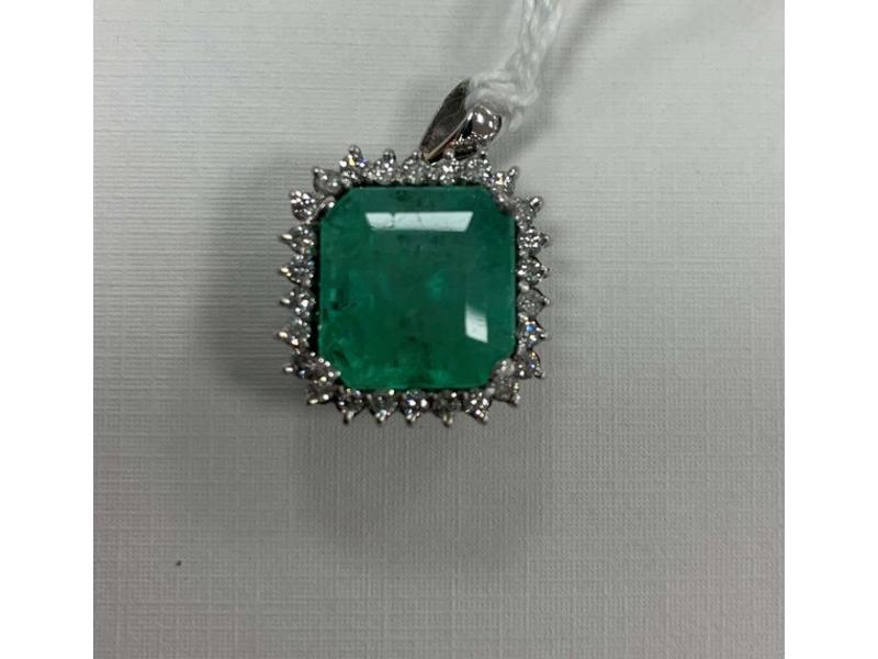 PENDENTIF carré en or gris (750) serti d'une...