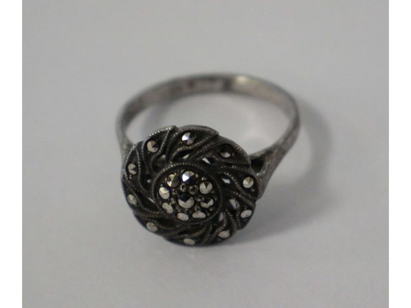 BAGUE en argent à décor d'une rosace tournante...
