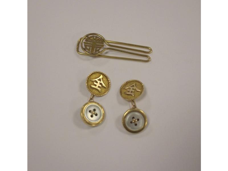 BOUTONS DE MANCHETTES en or jaune (14k) sertis...