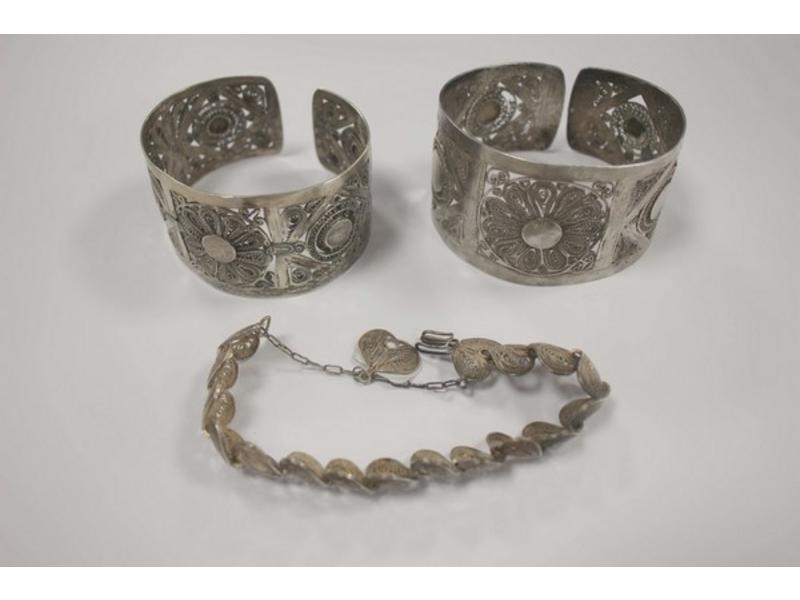 TROIS BRACELETS en argent (925) filigrané...