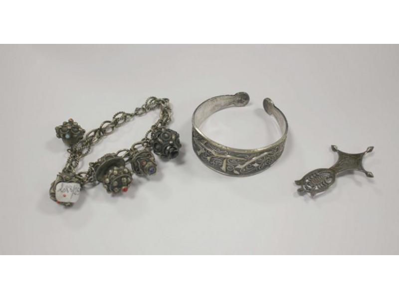 BRACELET en argent à breloques en argent,...