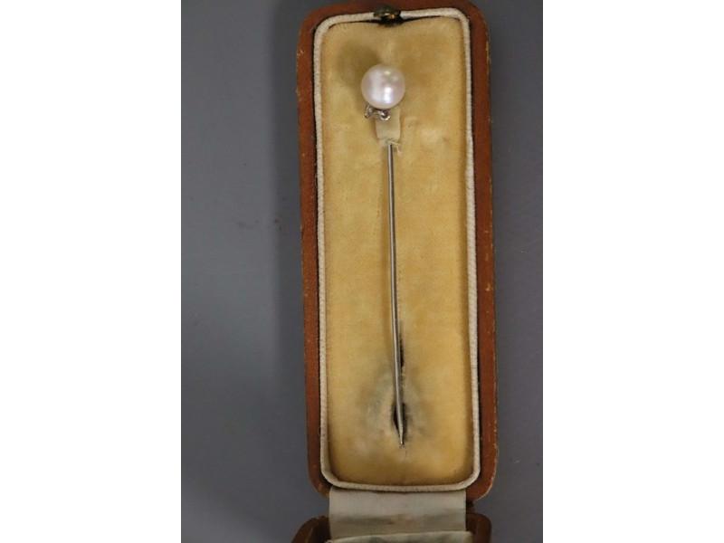 EPINGLE A CRAVATE en or blanc (750mm) sertie...