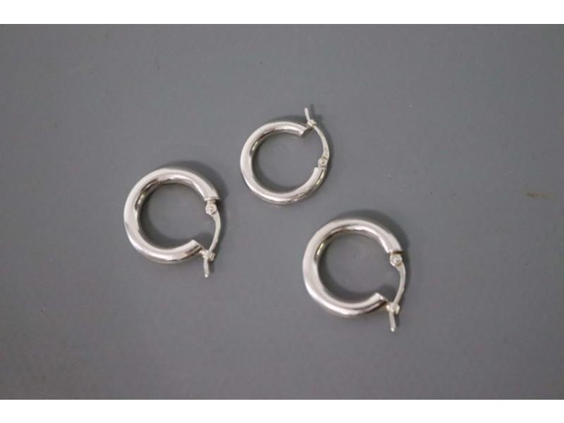 PAIRE DE BOUCLES D'OREILLES CREOLES en or...