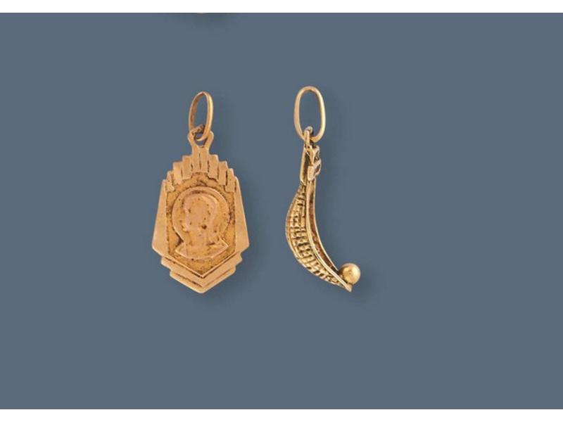 *DEUX PENDENTIFS en or jaune (750 mm), l'un...