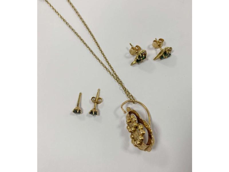 *DEUX PAIRES DE BOUTONS D'OREILLES en or...