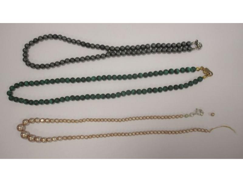 *TROIS COLLIERS DE PERLES dont un en malachite,...