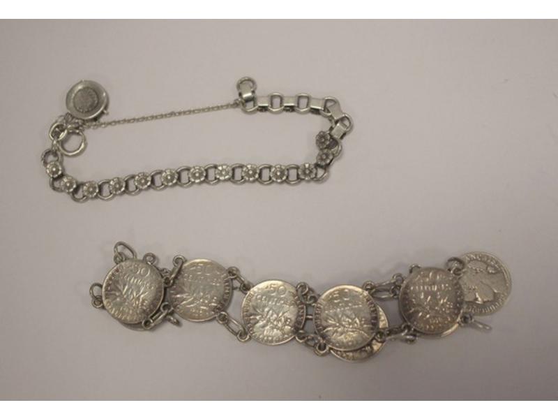 *DEUX BRACELETS en argent, dont un à décor...
