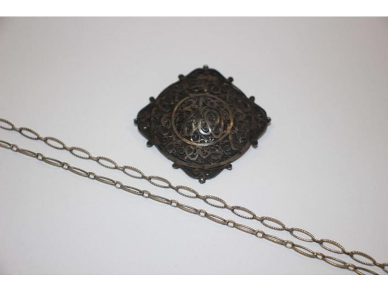 *BRACELET JONC en argent et PENDENTIF losangique...