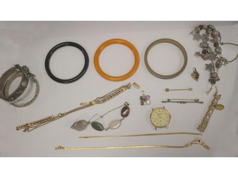 *LOT DE BIJOUX FANTAISIE comprenant: