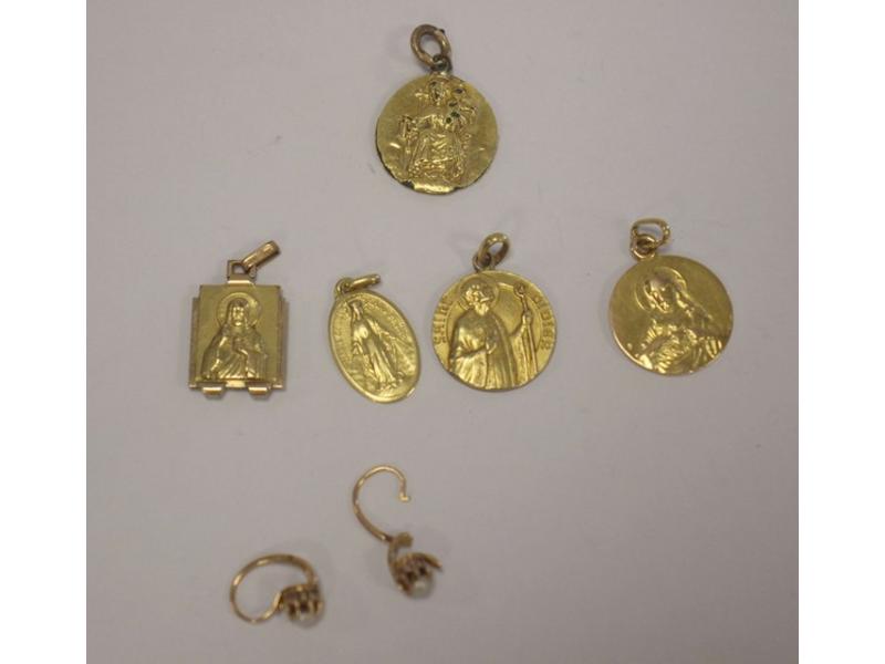 CINQ MEDAILLES, dont deux en or jaune (750...