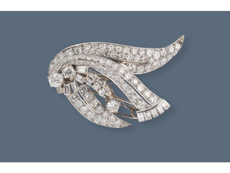 BROCHE en or gris (750) et platine stylisant...