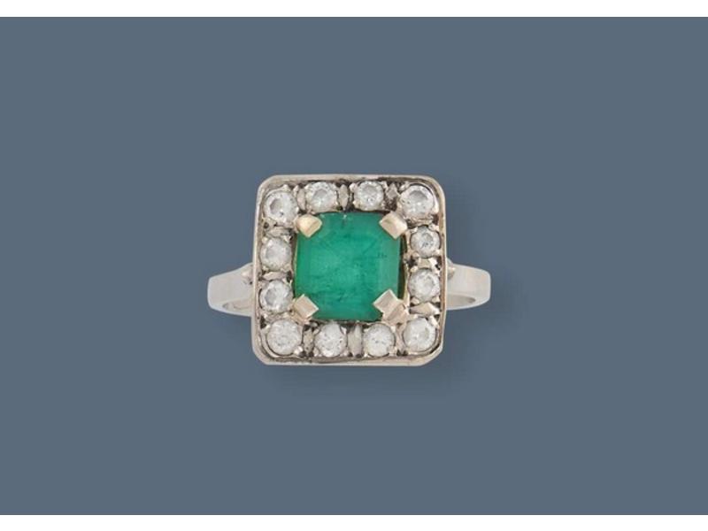 BAGUE en or gris (750) ornée d'une émeraude...